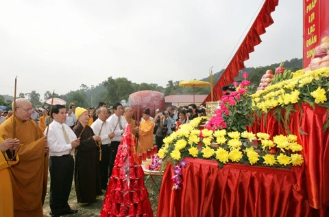 Chủ tịch nước Nguyễn Minh Triết và hòa thượng Thích Thanh Tứ đến dự lễ đúc tượng đài Thánh Gióng. Nhân dân ghi tên công đức vàng đúc tượng đài. Chủ tịch nước Nguyễn Minh Triết thả những miếng vàng cuối cùng trước khi quá trình đúc tượng đài bắt đầu. Lò nung với nhiệt độ 1.000 độ C đang sẵn sàng. Những người công nhân bắt tay và quá trình nung, đúc. Lãnh đạo nhà nước và các Hòa Thượng thắp hương cầu khấn. Những giọt đồng cuối cùng được các công nhân đổ vào khuôn. Đông đảo nhân dân cùng háo hức chờ đợi được chiêm bái tượng đài Thánh Gióng. Tượng thánh Gióng được hoàn tất.