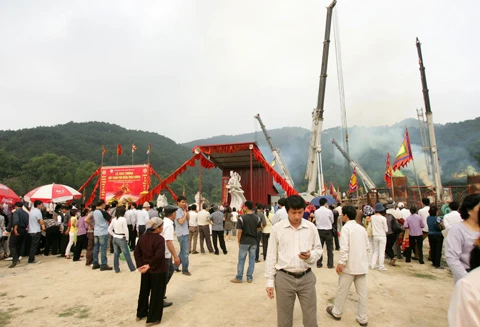 Chủ tịch nước Nguyễn Minh Triết và hòa thượng Thích Thanh Tứ đến dự lễ đúc tượng đài Thánh Gióng. Nhân dân ghi tên công đức vàng đúc tượng đài. Chủ tịch nước Nguyễn Minh Triết thả những miếng vàng cuối cùng trước khi quá trình đúc tượng đài bắt đầu. Lò nung với nhiệt độ 1.000 độ C đang sẵn sàng. Những người công nhân bắt tay và quá trình nung, đúc. Lãnh đạo nhà nước và các Hòa Thượng thắp hương cầu khấn. Những giọt đồng cuối cùng được các công nhân đổ vào khuôn. Đông đảo nhân dân cùng háo hức chờ đợi được chiêm bái tượng đài Thánh Gióng. Tượng thánh Gióng được hoàn tất.