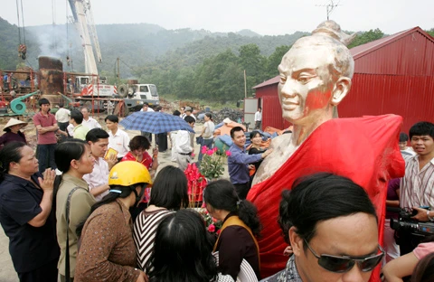 Chủ tịch nước Nguyễn Minh Triết và hòa thượng Thích Thanh Tứ đến dự lễ đúc tượng đài Thánh Gióng. Nhân dân ghi tên công đức vàng đúc tượng đài. Chủ tịch nước Nguyễn Minh Triết thả những miếng vàng cuối cùng trước khi quá trình đúc tượng đài bắt đầu. Lò nung với nhiệt độ 1.000 độ C đang sẵn sàng. Những người công nhân bắt tay và quá trình nung, đúc. Lãnh đạo nhà nước và các Hòa Thượng thắp hương cầu khấn. Những giọt đồng cuối cùng được các công nhân đổ vào khuôn. Đông đảo nhân dân cùng háo hức chờ đợi được chiêm bái tượng đài Thánh Gióng. Tượng thánh Gióng được hoàn tất.