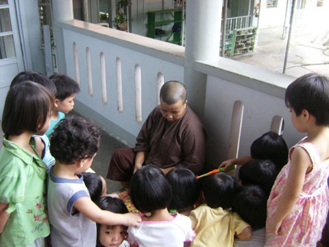 Sư cô Thích Nữ Liên An đang dạy trò chơi cho trẻ mẫu giáo. Sư cô Thích Nữ Liên An đang dạy trò chơi cho trẻ mẫu giáo.