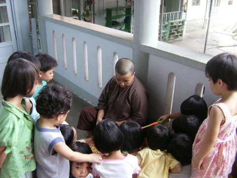 Sư cô Thích Nữ Liên An đang dạy trò chơi cho trẻ mẫu giáo.