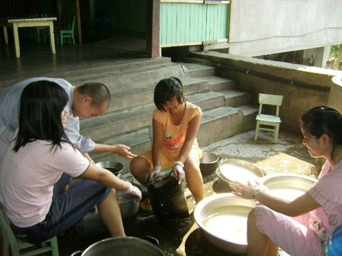 Những cháu lớn đang giúp sư cô dọn dẹp.