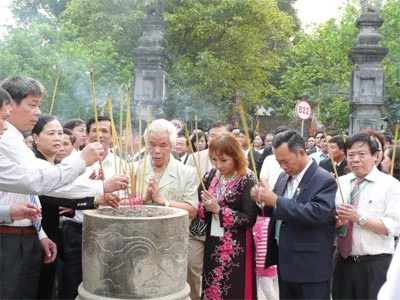 Các doanh nhân thắp hương tưởng niệm tại đền thờ vua Lê Đại Hành.