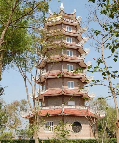 Tháp 9 tầng trong khuôn viên Việt Nam Phật Quốc Tự.