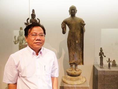 Tiến sĩ Bá Trung Phụ và bức tượng Phật Đồng Dương. Tiến sĩ Bá Trung Phụ và bức tượng Phật Đồng Dương.