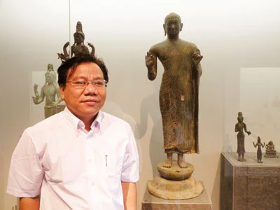 Tiến sĩ Bá Trung Phụ và bức tượng Phật Đồng Dương.