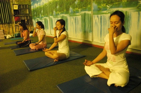 Một trong những tư thế luyện thở giúp giảm stress - Ảnh: Minh Đức