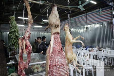 Thịt thú rừng được bày bán ở hàng quán ven đường (Ảnh: VNN) Thịt thú rừng được bày bán ở hàng quán ven đường (Ảnh: VNN)