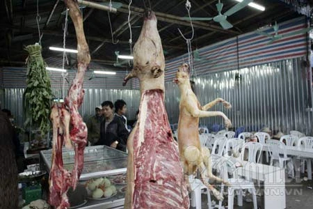 Thịt thú rừng được bày bán ở hàng quán ven đường (Ảnh: VNN)