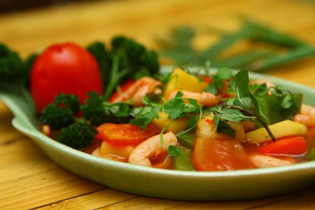 Tôm sốt chua ngọt mang vị cay của ớt, vị chua ngọt của nước sốt và vị giòn thơm của tôm, tạo nên một hương vị cuốn hút.
