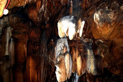 Nhũ đá muôn hình trong động Tiên Sơn.