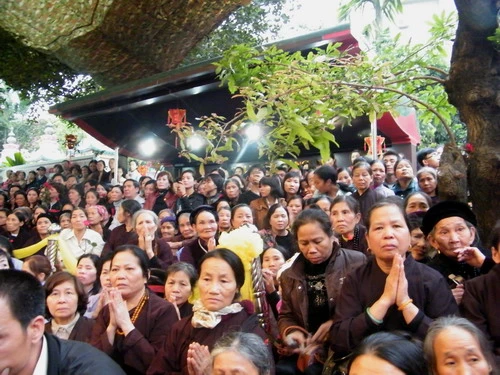 Đông đảo tăng ni, phật tử và nhân dân TP Thanh Hóa tham dự lễ cung nghinh và an vị Xá lợi Phật vào chiều tối 13-3- Ảnh: Hà Đồng