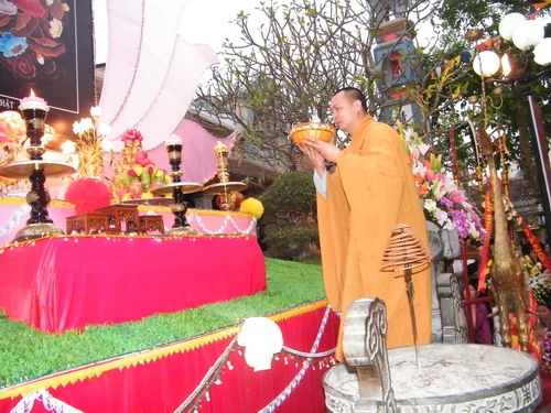 Đại đức Thích Tâm Đức (bìa trái)- trưởng ban trị sự Giáo hội phật giáo tỉnh Thanh Hóa- trụ trì chùa Thanh Hà cung nghinh Xá lợi Phật- Ảnh: Hà Đồng