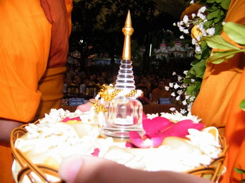 Xá lợi Phật về đến chùa Thanh Hà (TP Thanh Hóa) - Ảnh: Hà Đồng