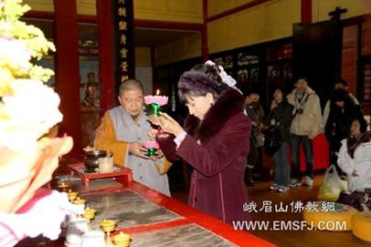 Trung Quốc: Quận chúa Lệ Thiện - Thái Lan, cung tống 53 thánh tượng Bồ Tát Phổ Hiền tôn trí tại núi Nga Mi ảnh 12 quanchau 12.jpg