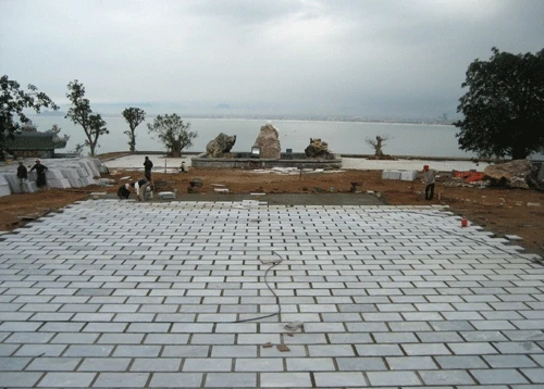 Sân trước tượng Phật đang hoàn thiện những bước cuối