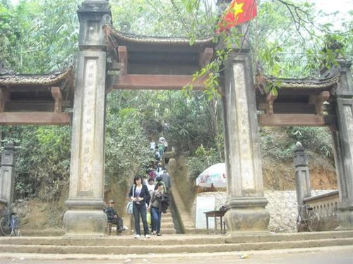 Từ cổng chùa này, đi bộ qua 239 bậc đá, du khách đã đặt chân lên đến đỉnh núi và chùa chính