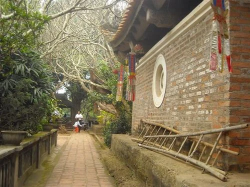 Tường chùa chính được xây bằng gạch nung đỏ, để trần tạo cảm giác thô sơ và mộc mạc