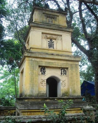 Tháp cổ bên hông chùa chính