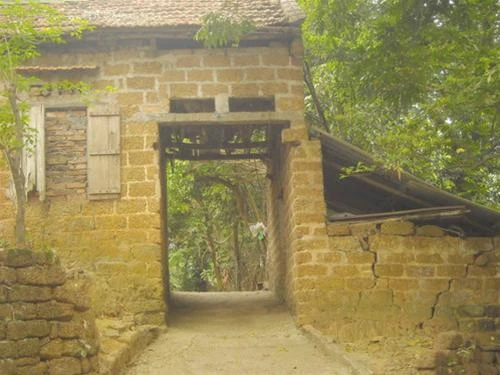 Ngôi nhà làm bằng đá ong bắt gặp trên đường đi