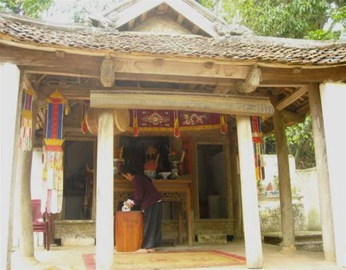 Bà cụ coi sóc đền Trình - ngôi đền nhỏ ở đầu lối dẫn vào chùa Quan Âm