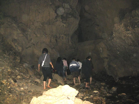 Hành trình khám phá hang Mường Vi.