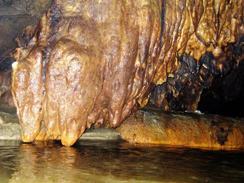 Lối vào động như mê cung huyền ảo. Du khách ngỡ ngàng trước muôn hình, vạn trạng mà những nhũ thạch tạo ra. Nhũ đá nhiều màu sắc tạo nên hình đàn thú uống nước... Buồng cô tiên, Bóng dáng nàng thiếu nữ... Mâm ngũ quả... và muôn vàn hình thái khác.