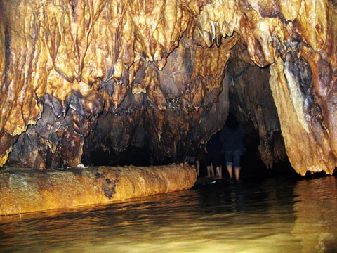 Lối vào động như mê cung huyền ảo. Du khách ngỡ ngàng trước muôn hình, vạn trạng mà những nhũ thạch tạo ra. Nhũ đá nhiều màu sắc tạo nên hình đàn thú uống nước... Buồng cô tiên, Bóng dáng nàng thiếu nữ... Mâm ngũ quả... và muôn vàn hình thái khác.
