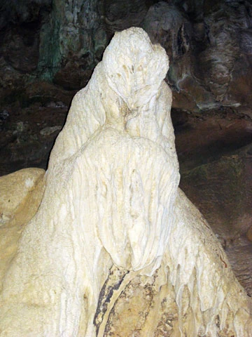 Lối vào động như mê cung huyền ảo. Du khách ngỡ ngàng trước muôn hình, vạn trạng mà những nhũ thạch tạo ra. Nhũ đá nhiều màu sắc tạo nên hình đàn thú uống nước... Buồng cô tiên, Bóng dáng nàng thiếu nữ... Mâm ngũ quả... và muôn vàn hình thái khác.