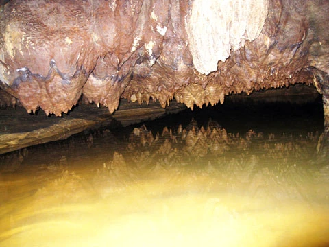 Lối vào động như mê cung huyền ảo. Du khách ngỡ ngàng trước muôn hình, vạn trạng mà những nhũ thạch tạo ra. Nhũ đá nhiều màu sắc tạo nên hình đàn thú uống nước... Buồng cô tiên, Bóng dáng nàng thiếu nữ... Mâm ngũ quả... và muôn vàn hình thái khác.