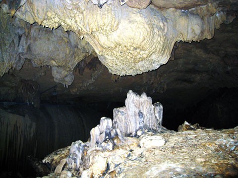 Lối vào động như mê cung huyền ảo. Du khách ngỡ ngàng trước muôn hình, vạn trạng mà những nhũ thạch tạo ra. Nhũ đá nhiều màu sắc tạo nên hình đàn thú uống nước... Buồng cô tiên, Bóng dáng nàng thiếu nữ... Mâm ngũ quả... và muôn vàn hình thái khác. Lối vào động như mê cung huyền ảo. Du khách ngỡ ngàng trước muôn hình, vạn trạng mà những nhũ thạch tạo ra. Nhũ đá nhiều màu sắc tạo nên hình đàn thú uống nước... Buồng cô tiên, Bóng dáng nàng thiếu nữ... Mâm ngũ quả... và muôn vàn hình thái khác.