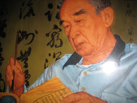 Ông Nguyễn Văn Bách, người viết thư pháp cho Chiếu dời đô của vua Lý Công Uẩn. Ông Nguyễn Văn Bách, người viết thư pháp cho Chiếu dời đô của vua Lý Công Uẩn.