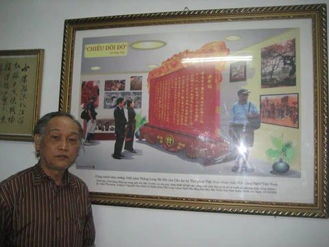 Ông Nguyễn Thế Long bên ảnh mô hình dự kiến của bức thư pháp Chiếu dời đô.