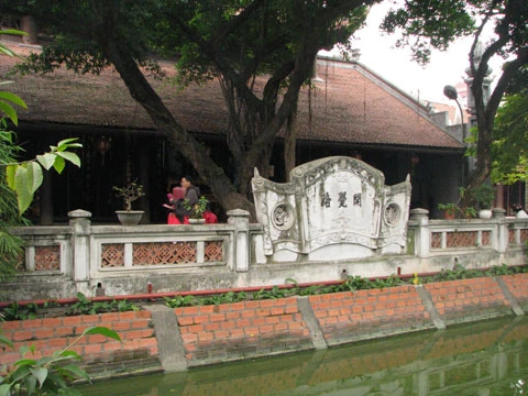 Dù không phải là nơi thờ Nguyệt lão (ông tiên coi việc nhân duyên) nhưng từ lâu chùa Hà đã được giới sinh viên truyền tụng là một nơi rất linh nghiệm trong việc cầu duyên.