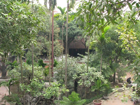 Bóng dáng của những nam thanh, nữ tú đứng ngồi trầm tư.