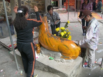 Rất đông người đến cúng vái, xin phúc Thần Hổ.