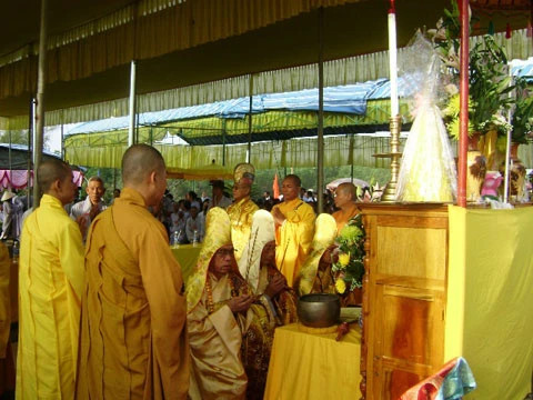 Lễ niêm hương bạch Phật tại Đại lễ.