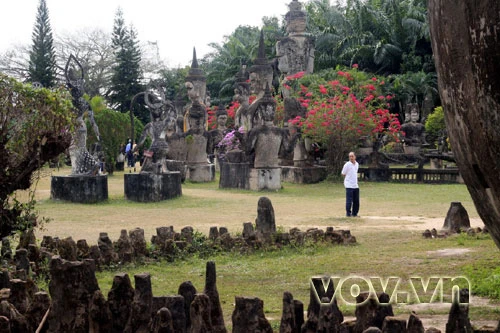Vườn Chư Phật - điểm du lịch khó có thể bỏ qua khi tới VIêng Chăn