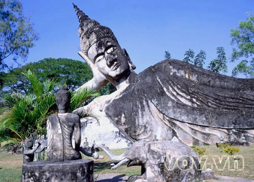 Thăm vườn chư Phật Viêng Chăn ảnh 2