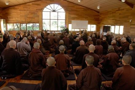 17. Su Ong trinh bay ve Ngoi chua dien tu.jpg