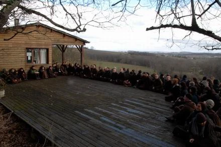 26. Ngoi choi voi Thay o coc Ngoi Yen.jpg