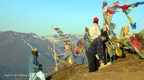 Người Tạng gửi lời khấn, điều ước vào những miếng vải mỏng nhiều màu chăng quanh hồ - Ảnh: Thủy Nguyễn