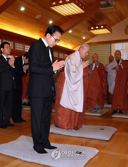 Tổng thống Lee Myung-bak ca ngợi vị cao Tăng lỗi lạc của Phật giáo Hàn Quốc ảnh 3 han 3.jpg