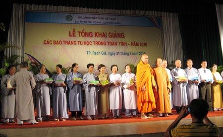 Tổng khai giảng các đạo tràng & ký kết bảo trợ thông tin hội
thảo Hoằng pháp với báo Giác Ngộ