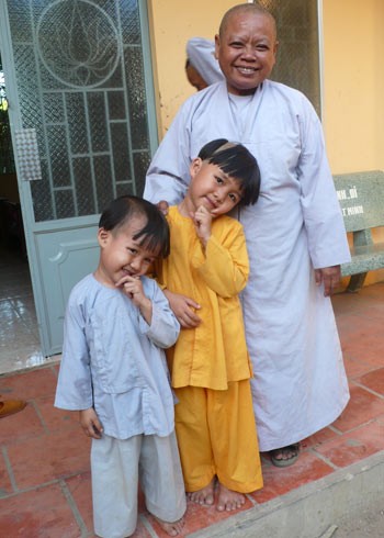 Chị em H’Nhiên, H’Lin làm điệu bên sư phụ. Ảnh: Phương Yến. Chị em H’Nhiên, H’Lin làm điệu bên sư phụ. Ảnh: Phương Yến.