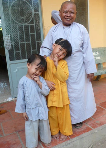 Chị em H’Nhiên, H’Lin làm điệu bên sư phụ. Ảnh: Phương Yến.