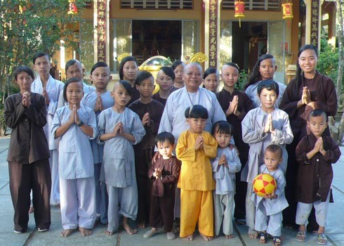 Sư Thích Ngộ Mai cùng 26 đứa trẻ mồ côi đang được nuôi dưỡng tại chùa. Ảnh: Phương Yến. Sư Thích Ngộ Mai cùng 26 đứa trẻ mồ côi đang được nuôi dưỡng tại chùa. Ảnh: Phương Yến.