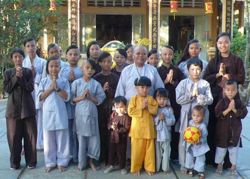 Sư Thích Ngộ Mai cùng 26 đứa trẻ mồ côi đang được nuôi dưỡng tại chùa. Ảnh: Phương Yến.