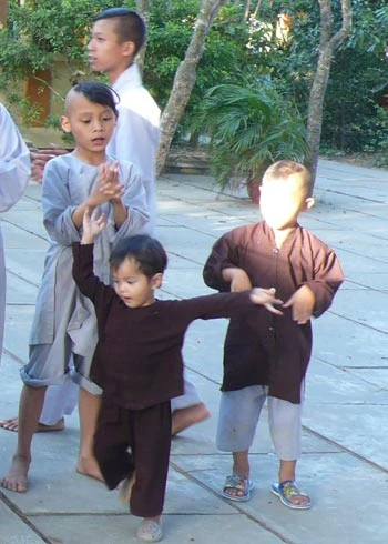 Đứa trẻ nhỏ nhất ở chùa Phật Minh chỉ mới biết đi lẫm đẫm, cùng anh chị hồn nhiên chơi đùa. Ảnh: Phương Yến.