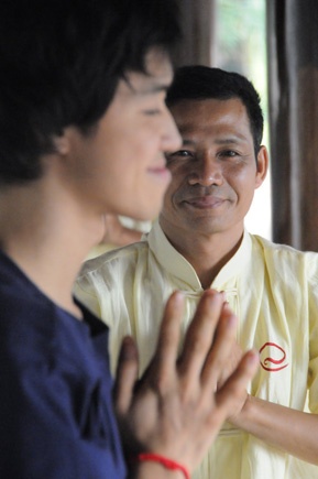 Ông Nguyễn Mạnh Hùng (áo vàng) tham gia khóa thiền cùng các doanh nhân. Ảnh: P.H.